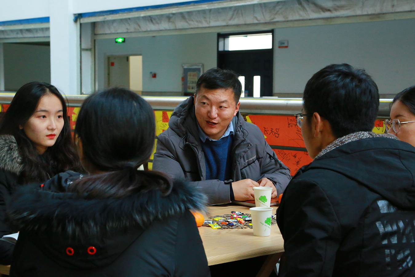 杜伟老师与同学们讨论 杜伟老师与同学们讨论
