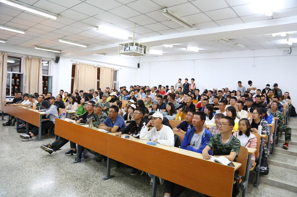 (2)同学们认真听讲 (2)同学们认真听讲