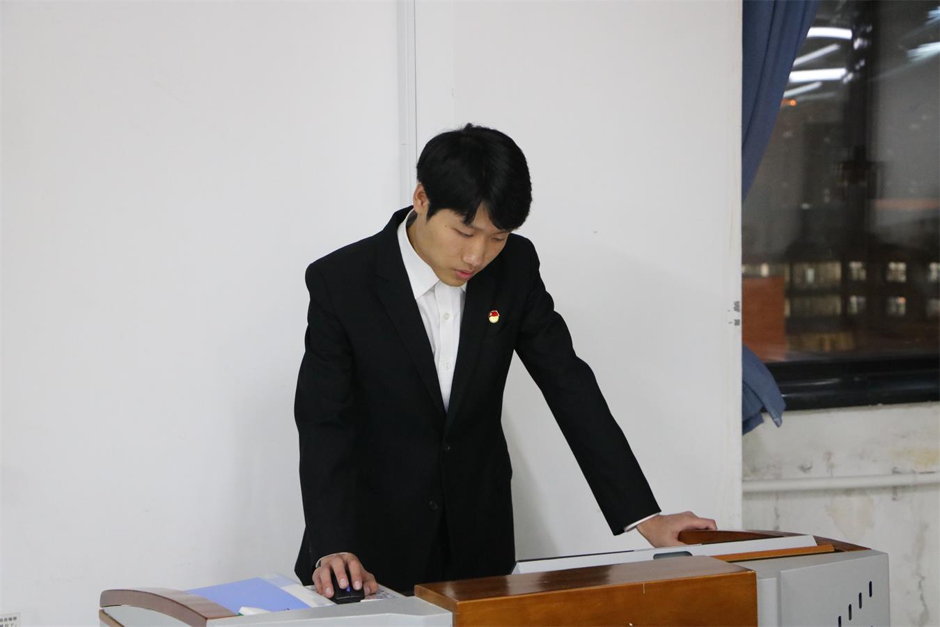 学生第二党支部学生党员谢沁宇 学生第二党支部学生党员谢沁宇