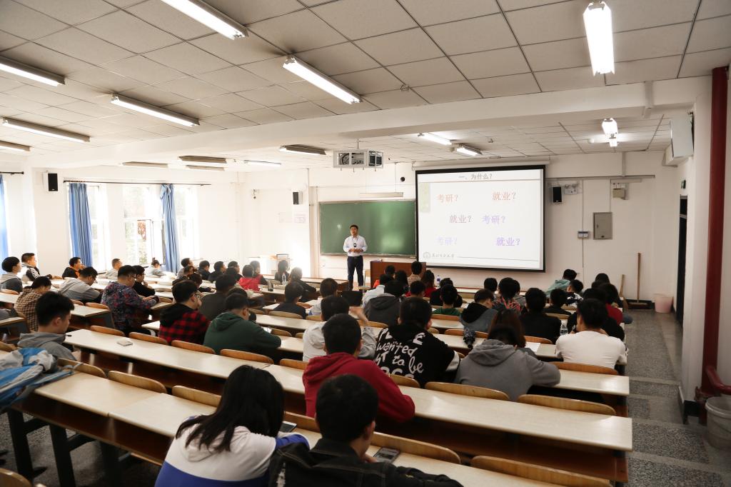同学们认真听讲 同学们认真听讲