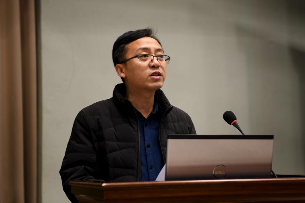 6学生工作部副部长张鹏宣读《关于表彰2017-2018学年优良学风寝室的决定》 6学生工作部副部长张鹏宣读《关于表彰2017-2018学年优良学风寝室的决定》