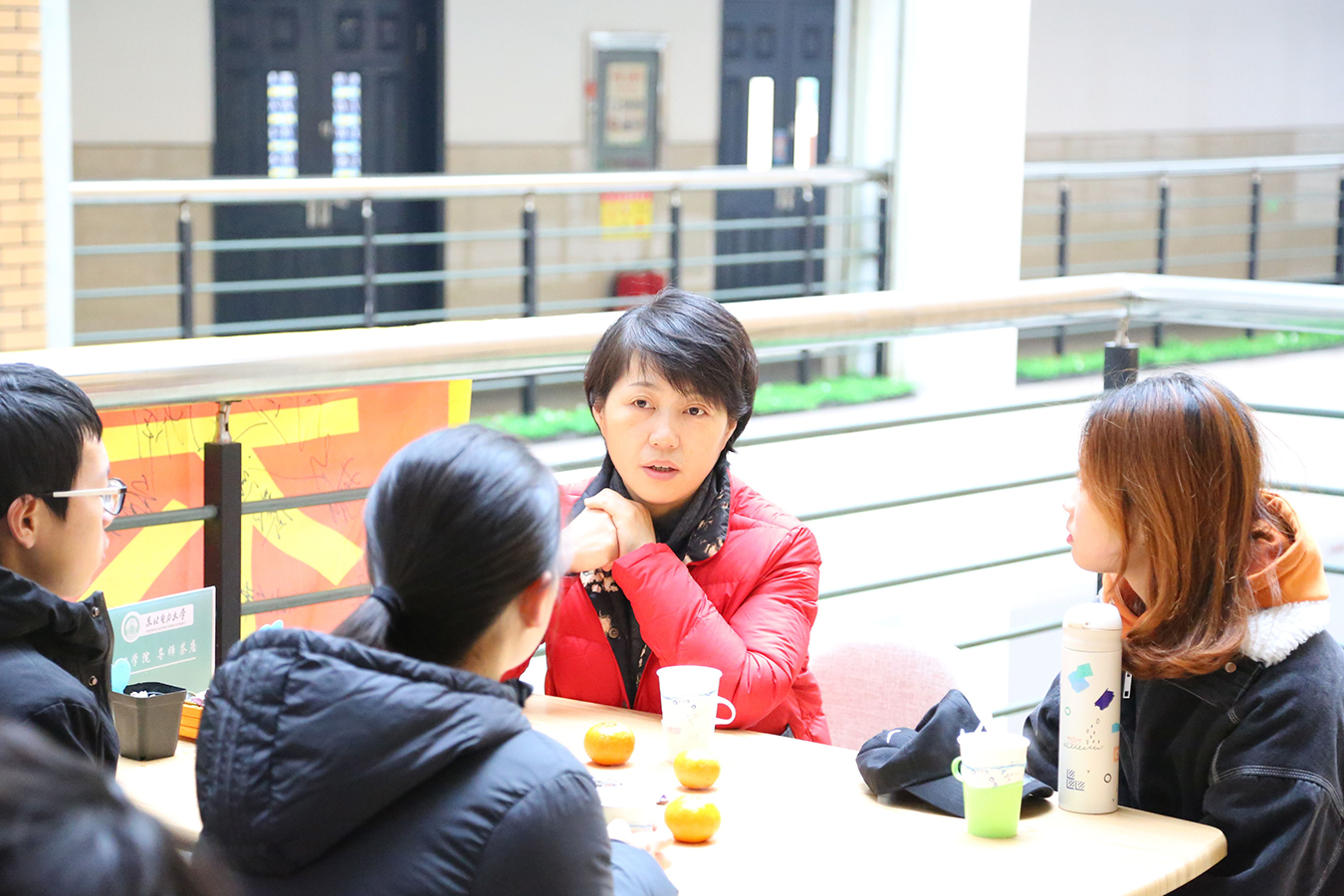 王亮红老师与同学们讨论