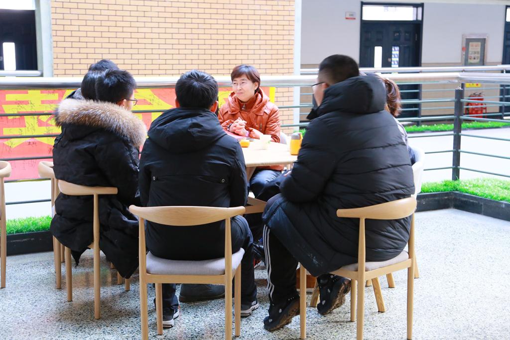 张杰老师与同学们讨论 张杰老师与同学们讨论