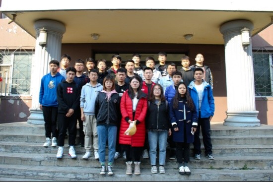 入党积极分子们在学生第八公寓合影留念 入党积极分子们在学生第八公寓合影留念