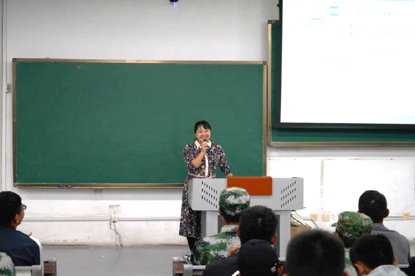 马姗姗老师召开建环、核电、新能源专业年级大会 马姗姗老师召开建环、核电、新能源专业年级大会