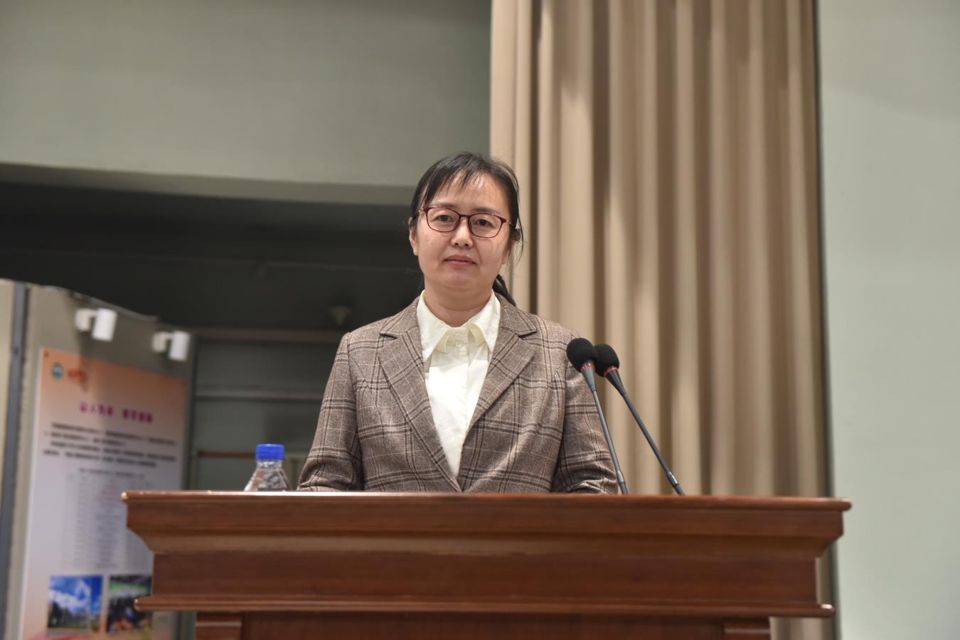 3获奖教师代表阎晓珊发言 3获奖教师代表阎晓珊发言