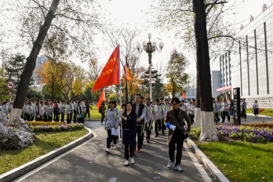 研究生党支部负责人带领同学们参观 研究生党支部负责人带领同学们参观