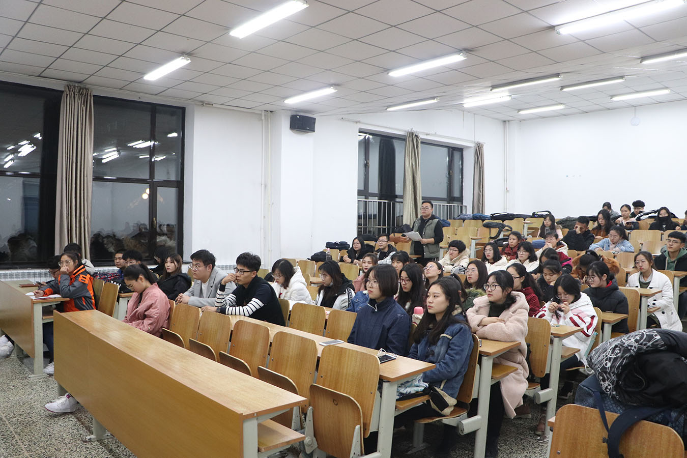 与会人员认真听讲 与会人员认真听讲