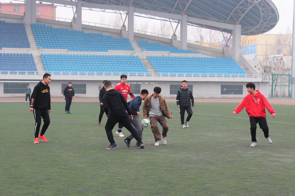 2.同学们积极参赛 2.同学们积极参赛