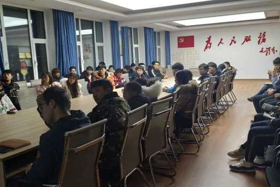 同学们认真聆听