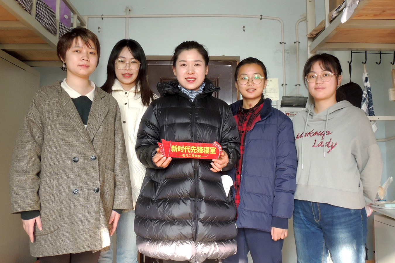 李冬伟、施美竹为优秀先锋寝室授牌1