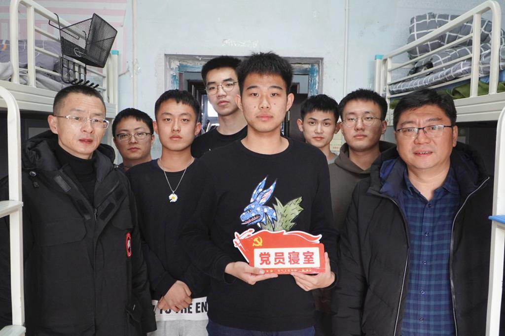 高鹏、岳军与党员寝室同学合影