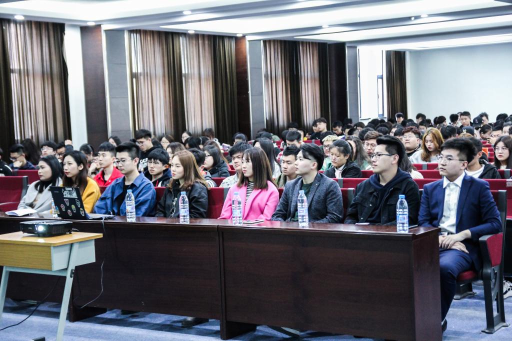 大家认真聆听宣讲会 大家认真聆听宣讲会