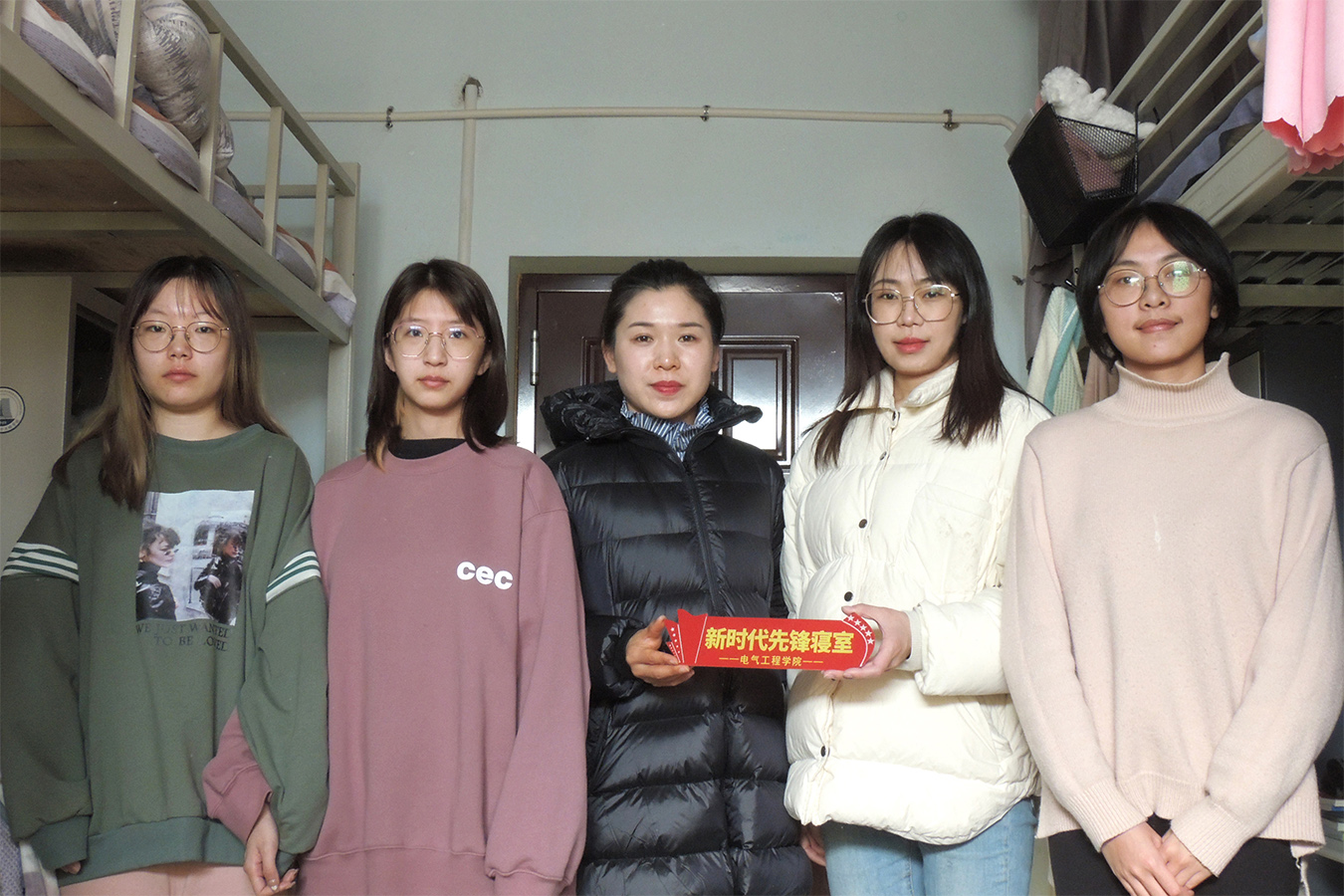 李冬伟、施美竹为优秀先锋寝室授牌3