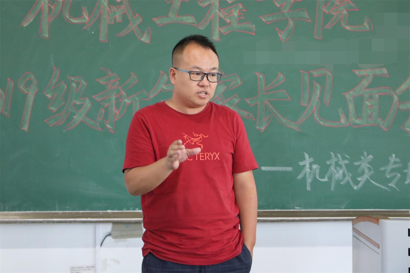 (6)科研秘书王俊尧讲解机械电子工程的学科背景 (6)科研秘书王俊尧讲解机械电子工程的学科背景