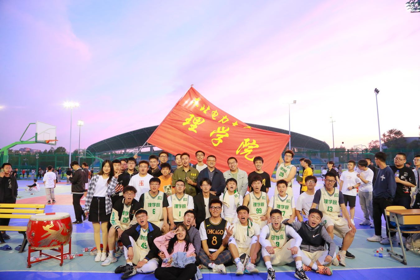 3老师和男篮队员合影 3老师和男篮队员合影