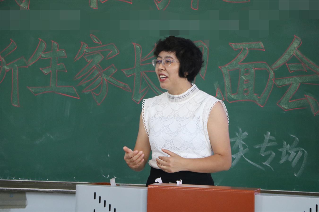 (3)党委副书记苏晓玲介绍学生日常管理事项 (3)党委副书记苏晓玲介绍学生日常管理事项