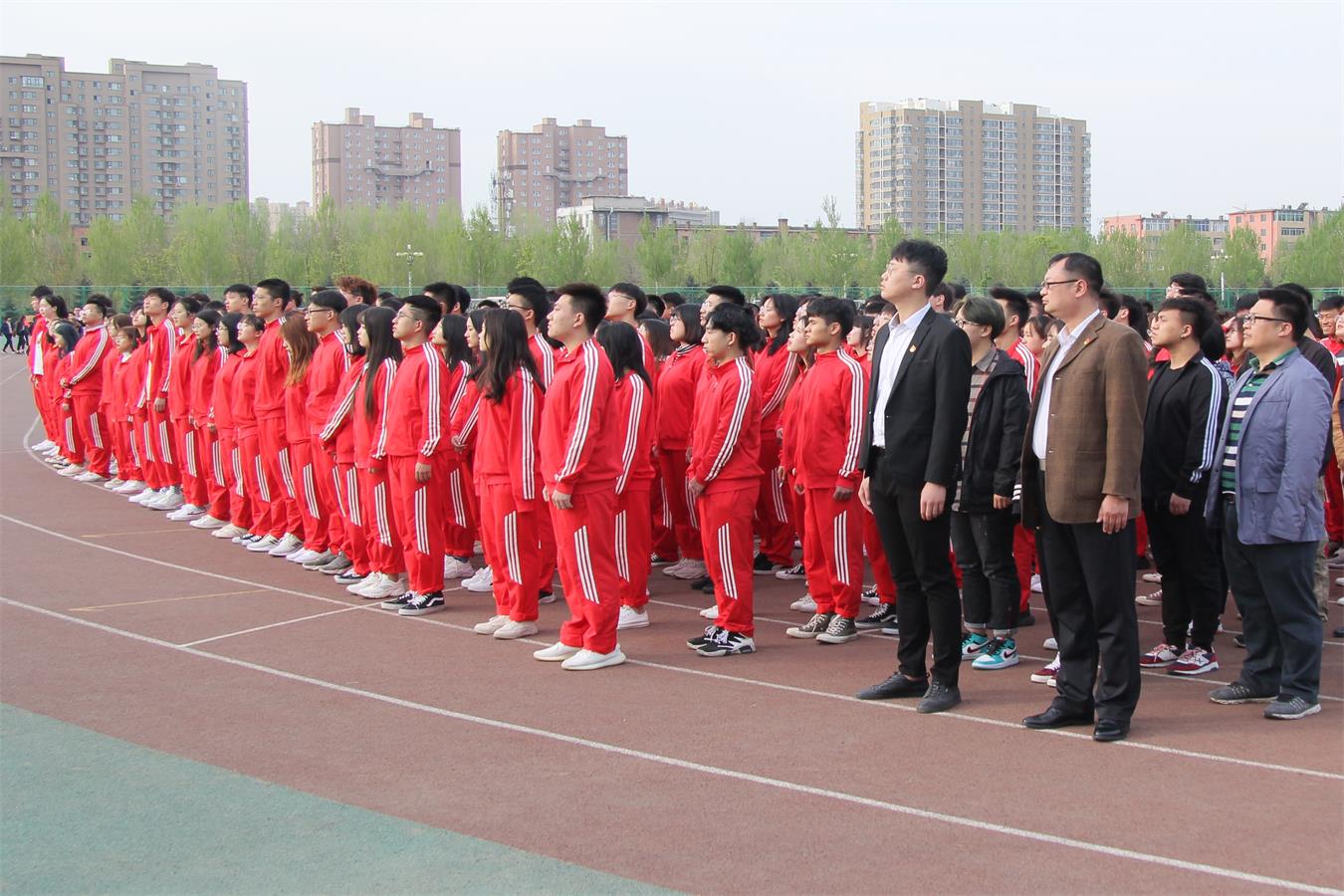 升国旗,奏唱国歌,全体师生行注目礼