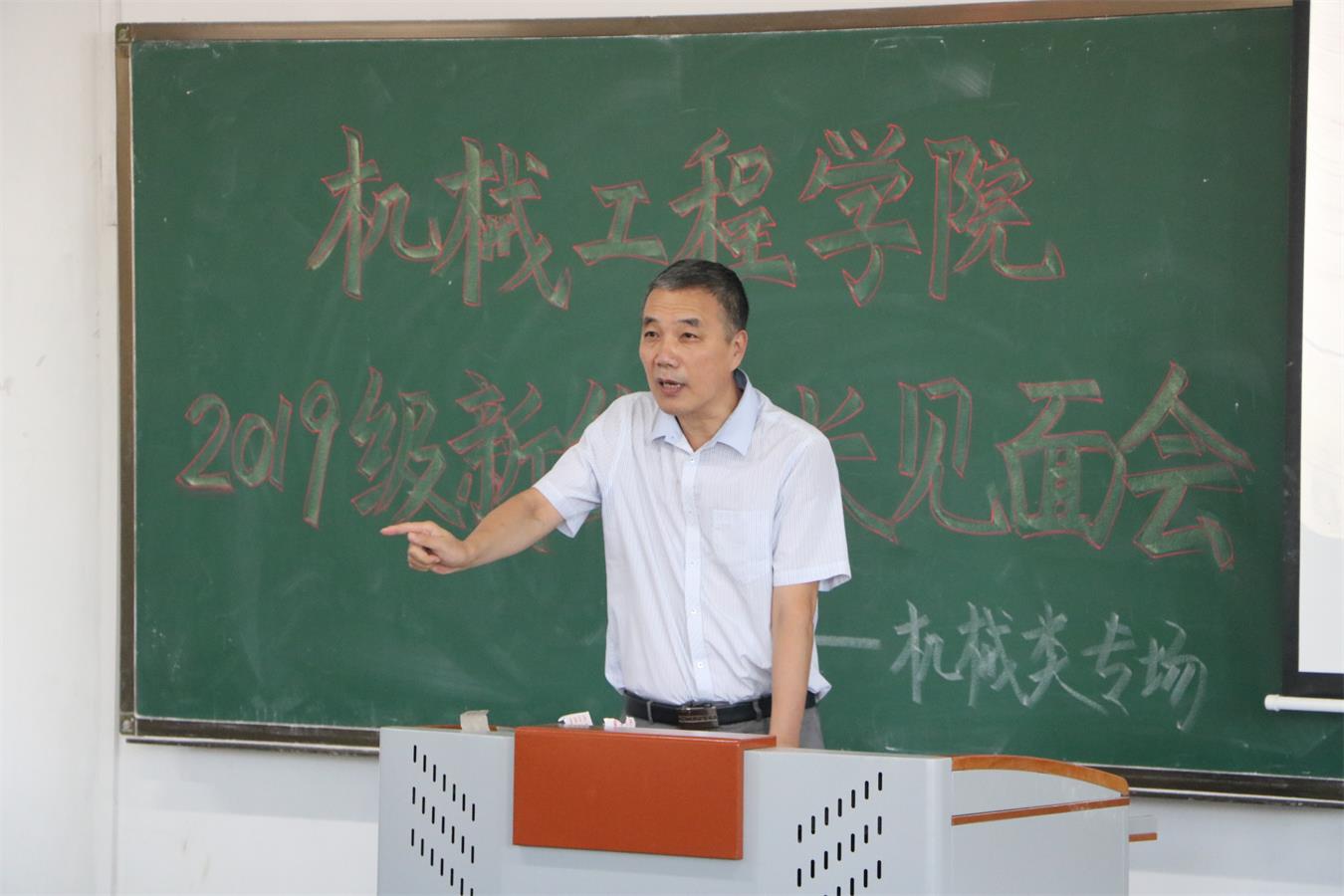 (2)党委书记李忠春介绍学院发展历程 (2)党委书记李忠春介绍学院发展历程