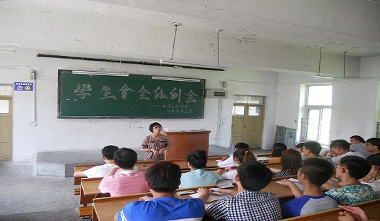 钟莉辅导员在耐心地教导学生会成员
