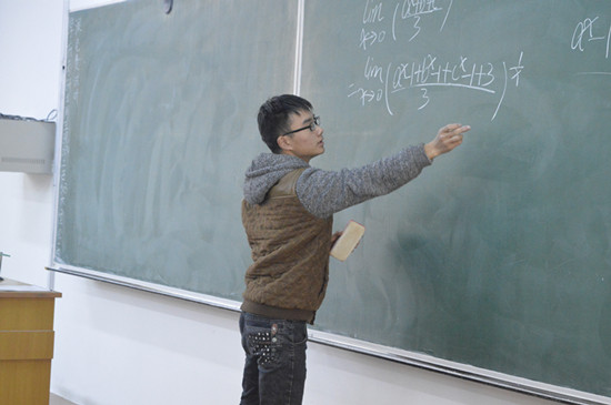 台上同学兢兢业业讲题解疑