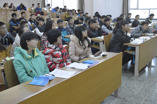 台下同学聚精会神听讲