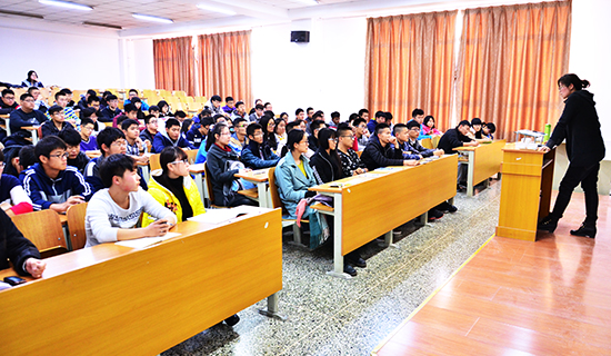 同学们认真听讲