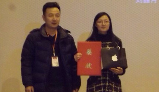 戴可书记为特等奖获得者颁奖