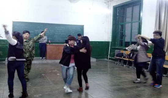 参赛选手正在认真练习舞步