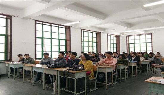 同学们认真倾听