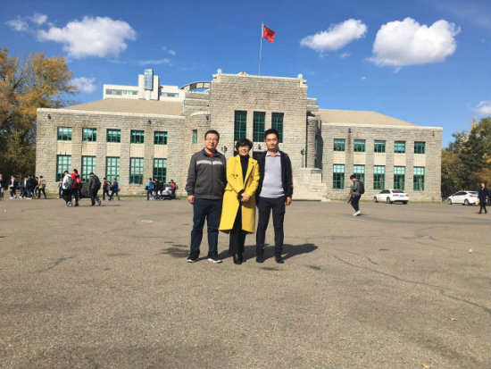 我院党委副书记苏晓玲与歌尔公司工作人员合影