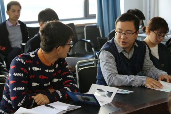 赵经理与同学们亲切交谈