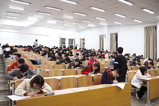 同学们在认真答卷